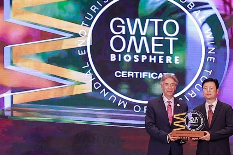 Presentation of the OMET Biosphere certificate to Yantai Wine Bureau 