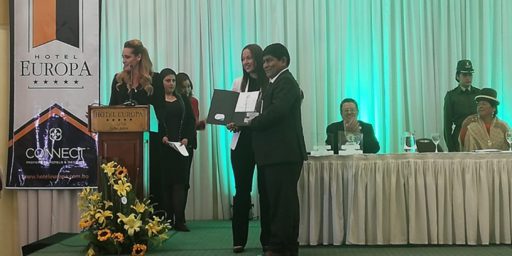 Viceministra de Turismo entrega el certificado al Alcalde de Rurrenabaque