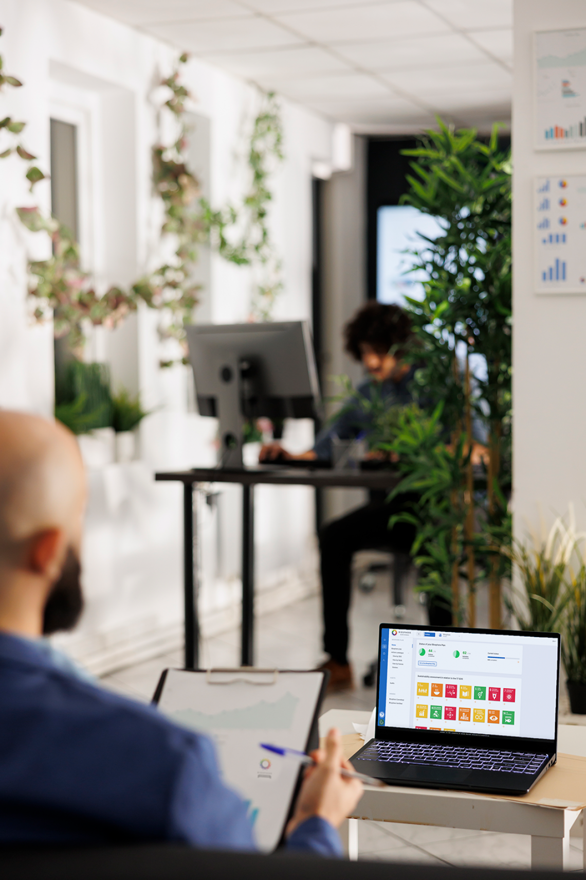 Personas en oficina con ordenadores
