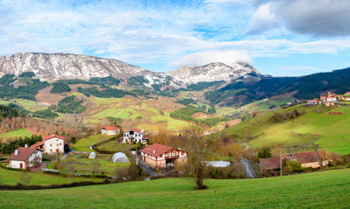 Pueblo rural en una montaña con casas