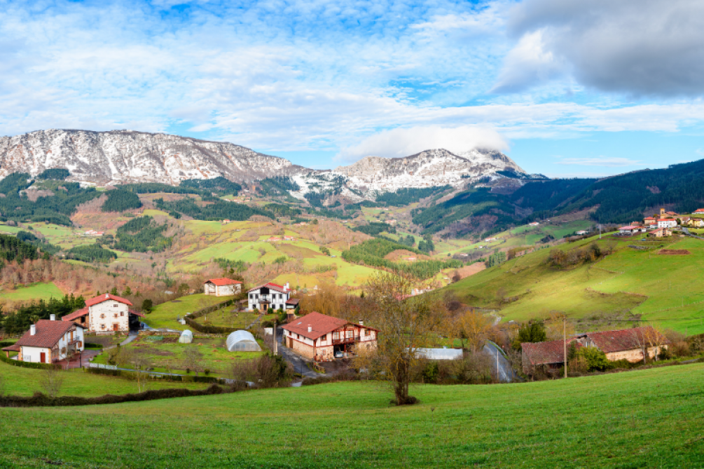 Pueblo rural en una montaña con casas