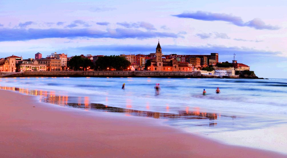 Playa San Lorenzo Gijón destino sostenible