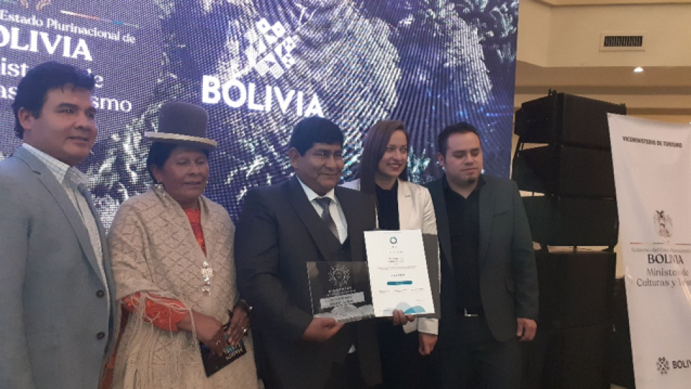 Autoridades Nacionales con los Alcaldes de Rurrenabaque y Torotoro recibiendo el certificado Biosphere 